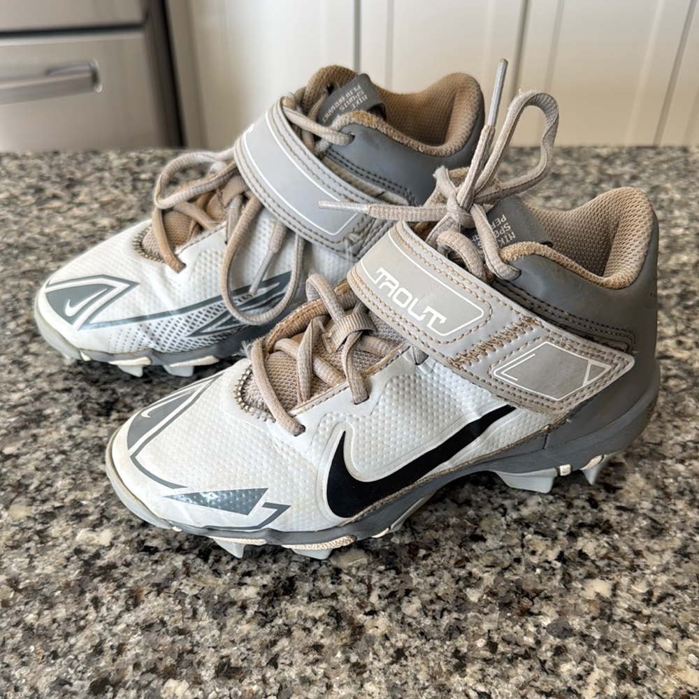 Nike Kids Sneakers in Gray and White